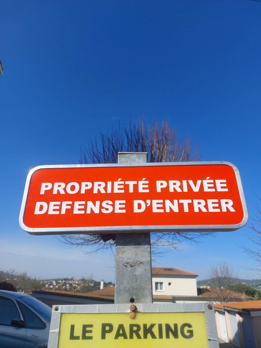 Panneau en tôle retournée, monté sur poteau existant, pour une copropriété.