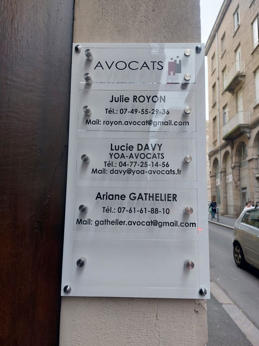 Multi-plaques en plexiglas avec gravure et peinture noire / rubis pour un cabinet d'avocats