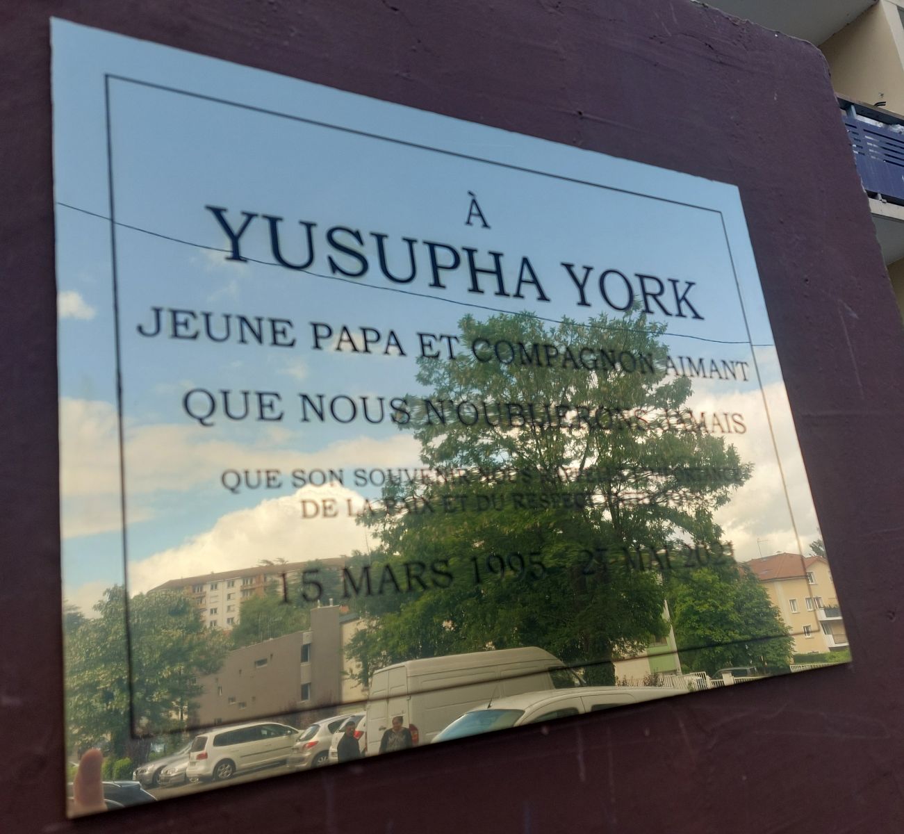 Plaque-funeraire-laiton-gravure-peinture-yusupha