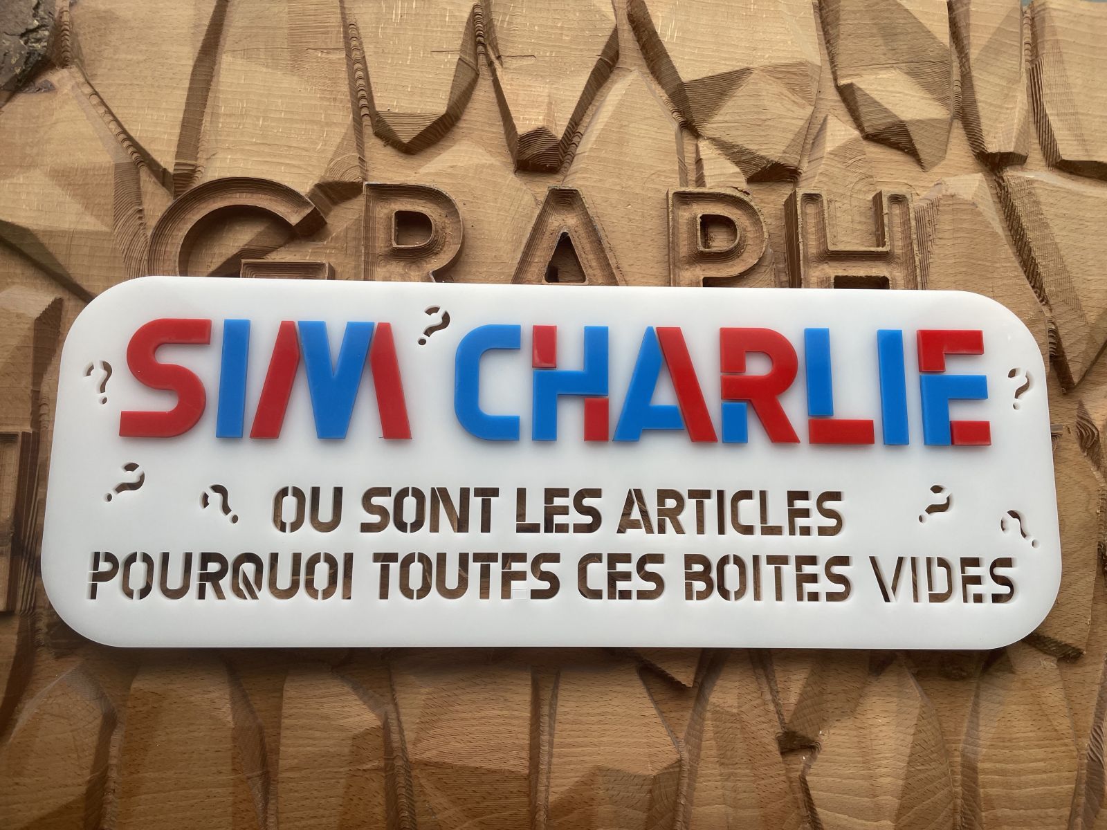 Plaque signalétique en  plexiglas avec collage de lettre en plexiglas de couleurs et une decoupe laser-sim