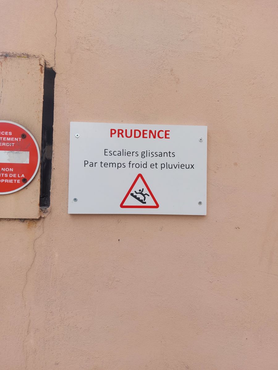 Plaque signalétique en PVC avec découpes vinyle 2 couleurs